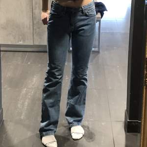 Low straight bikbok jeans i storlek 27/32! Passar på mig som är 176 och vanligtvis har 36/S 🤗 Dm för mer info 😚