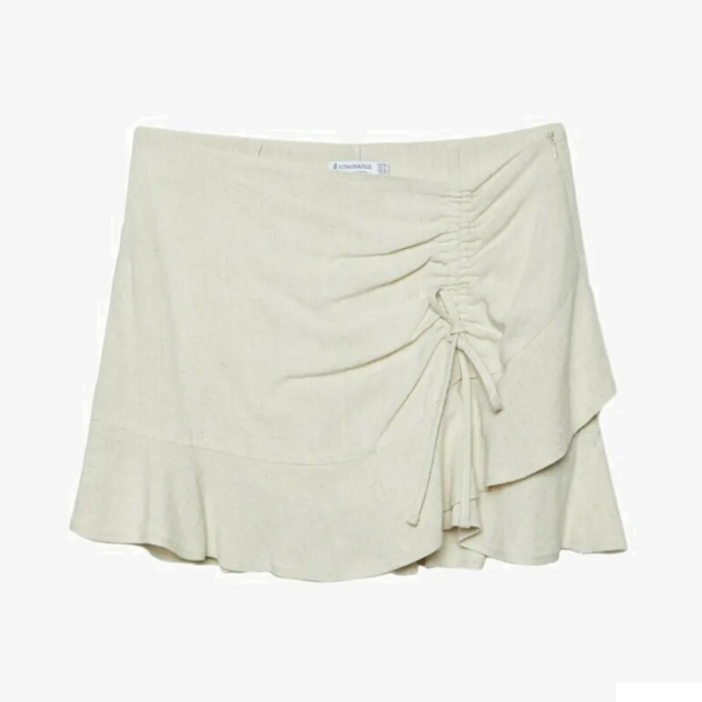 säljer denna superfina beiga linne kjolen från stradivarius då den inte används längre och inte är så använd heller❤️. Kjolar.