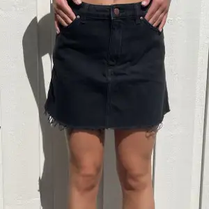 En svart kort kjol från hm