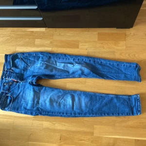 DSQUARED2 Byxor - Byxor köpta för ett år sedan. Inte kunnat använda dem pga att de var redan tighta på mig när jag köpte dem eftersom jag köpte dem i fel storlek. Priset kan absolut diskuteras. 