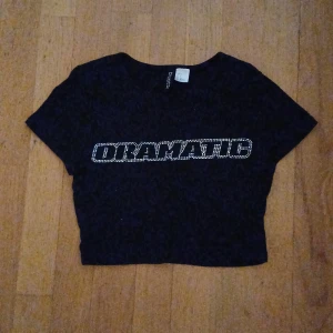 Svart baby tee - Säljer denna svarta baby tee pågrund av att den är för liten för mig.