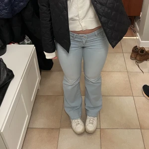 Ljusblåa jeans  - Snygga lågmidjade jeans från h&m, de är helt slutsålda!! Jag har sprättat upp dom där nere som man ser på sista bilden. Hör av dig vid frågor eller för fler bilder🤍🤍