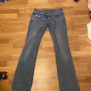  snygga lågmidjade diesel jeans i bootcut. passar bra i längden på mig som är 172💗