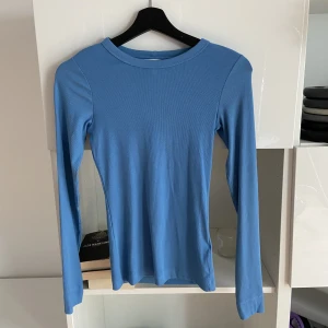 Långärmad tröja - Blå långärmad tröja från hm som är helt oanvänd, den är i storlek xs men passar även storlek s