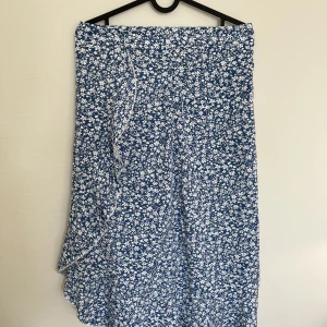 Blommig kjol  - En blommig kjol som passar xs och s. Aldrig använd! Superfin till sommaren😍 sval och skön! Nyskick💗
