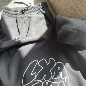 LXA  - Jag säljer dessa swaetpants och hoodie från LXA, båda i storlek xs. Kommer inte till användning och är i nyskick💕