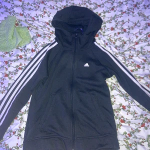 Adidas tröja  - Säljer min addidas för använder aldrig jätte skön o varm 