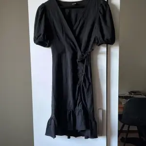A-line klänning från ginatricot i svart. Använd 2 gånger o säljer då den inte passar i storlek🩷i bra skick❤️ 