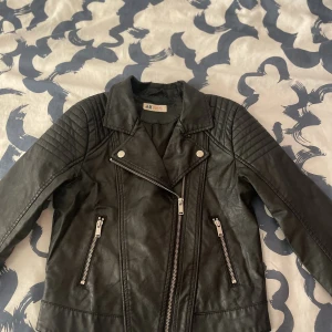 Skinnjacka - Säljer en fin skinnjacka eftersom den inte min stil längre. Köpt för 200 på hm & säljer den för 80kr. Stl xs//11-12y