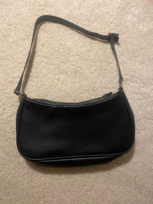 Väska  - Väska från monki i jättefint skick❤️ Kommer ej till användning då jag har andra väskor ❤️