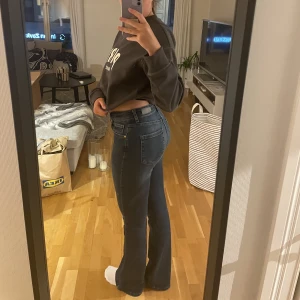 Jeans Flaire från ONLY - Byxorna är mörkblå, fina former skapas i modellen Flaire. Märket är Only och knappt använda. Storlek M längd 32. 