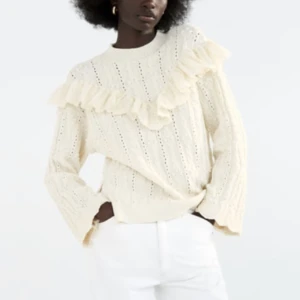 Zara tröja  - Super fin volang tröja från zara ja köpte förra sommaren. Knappt andvänd, kom privat för bättre bild❣️