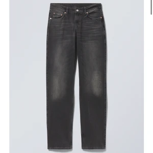 Weekday Arrow low jeans  - Byxorna är i modellen Arrow low och i bra skick. Säljer eftersom jag vill köpa ett par andra och dessa kommer inte till användning. Storleken finns på bild nr 3 💕💕