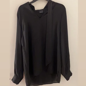 Svart blus - Säljer denna as snygga och luftiga blus som tyvärr inte kommer till någon använding! Den är i väldigt bra skick!