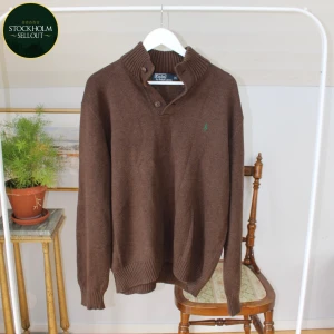 Ralph Lauren tröja - Säljer denna feta tröja från Ralph Lauren. Tröjan är i superfint skick utan defekter eller liknande! Storlek XL men sitter som en L. Hör av er om ni har frågor!