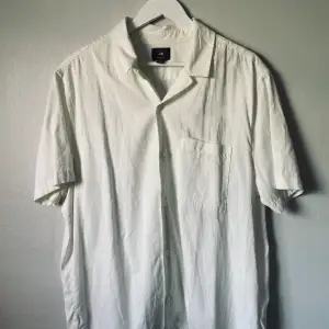 Väldigt sparsamt använt sommarskjorta från HM  Regular fit