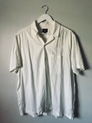 Skjorta från HM - Väldigt sparsamt använt sommarskjorta från HM  Regular fit