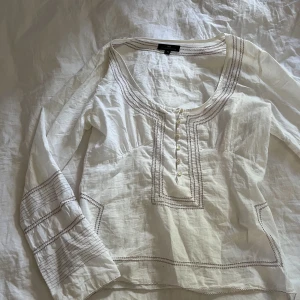 Vit blus - Fin vitt blus, stl 40 men sitter som en 36! Nypris 400 kr🌸