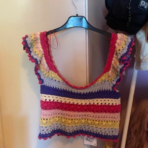 Virkad topp - Jättesöt virkad topp från zara i stl M. Prislapp kvar och aldrig använd. Säljer då den tyvärr är för stor för mig. 140kr inkl frakt 😊