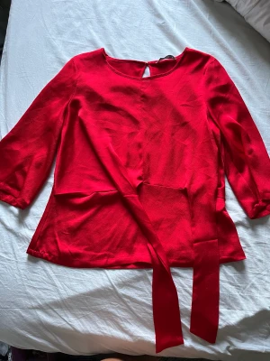 Röd blus - Supersöt röd blus som passar perfekt till exempel julafton eller en tjejmiddag! Säljer då den tyvärr inte passar längre. Sparsamt använd och i superbra skick! Stl 36