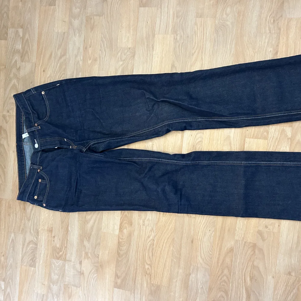 Ett par weekday jeans i modellen pin mid straight i färgen Blue Rinse. Använda 2 gånger. . Jeans & Byxor.