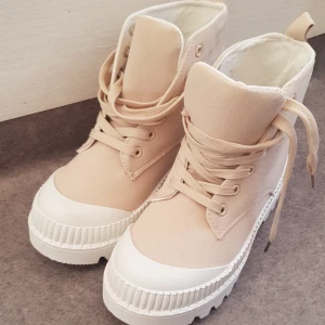 Vår & höst boots - Inga oseriösa köpare tack 💕3 gången bootsen läggs ut pga av köpare som ej betalat.  Säljer mina boots fel storlek. Använda 1 gång. Nyskick  inga defekter. Snygga till jeans kjol och shorts. Nypris 499 vid snabb affär kan pris diskuteras 💞
