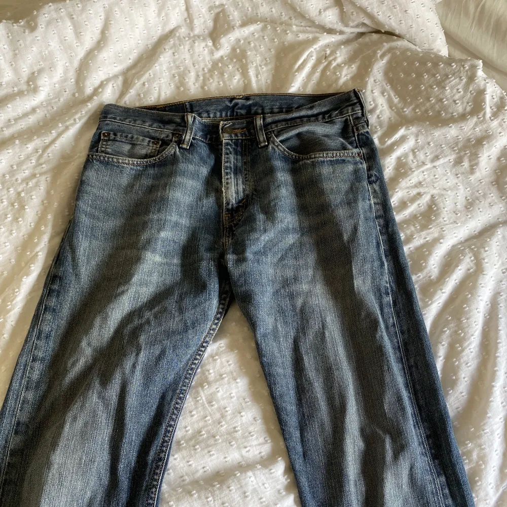 Snygga jeans från Levi’s som är straight fit. Jag använder dom som lågmidjade och passar perfekt på mig som är 174cm och har ganska ”medel” midja.. Jeans & Byxor.