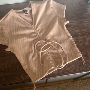 Beige t-shirt - V ringad t-shirt