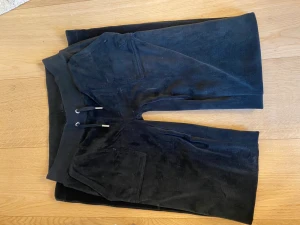Juicy couture byxor  - En knapp borta på vänstra ficka, Lågmidjade.💕💕