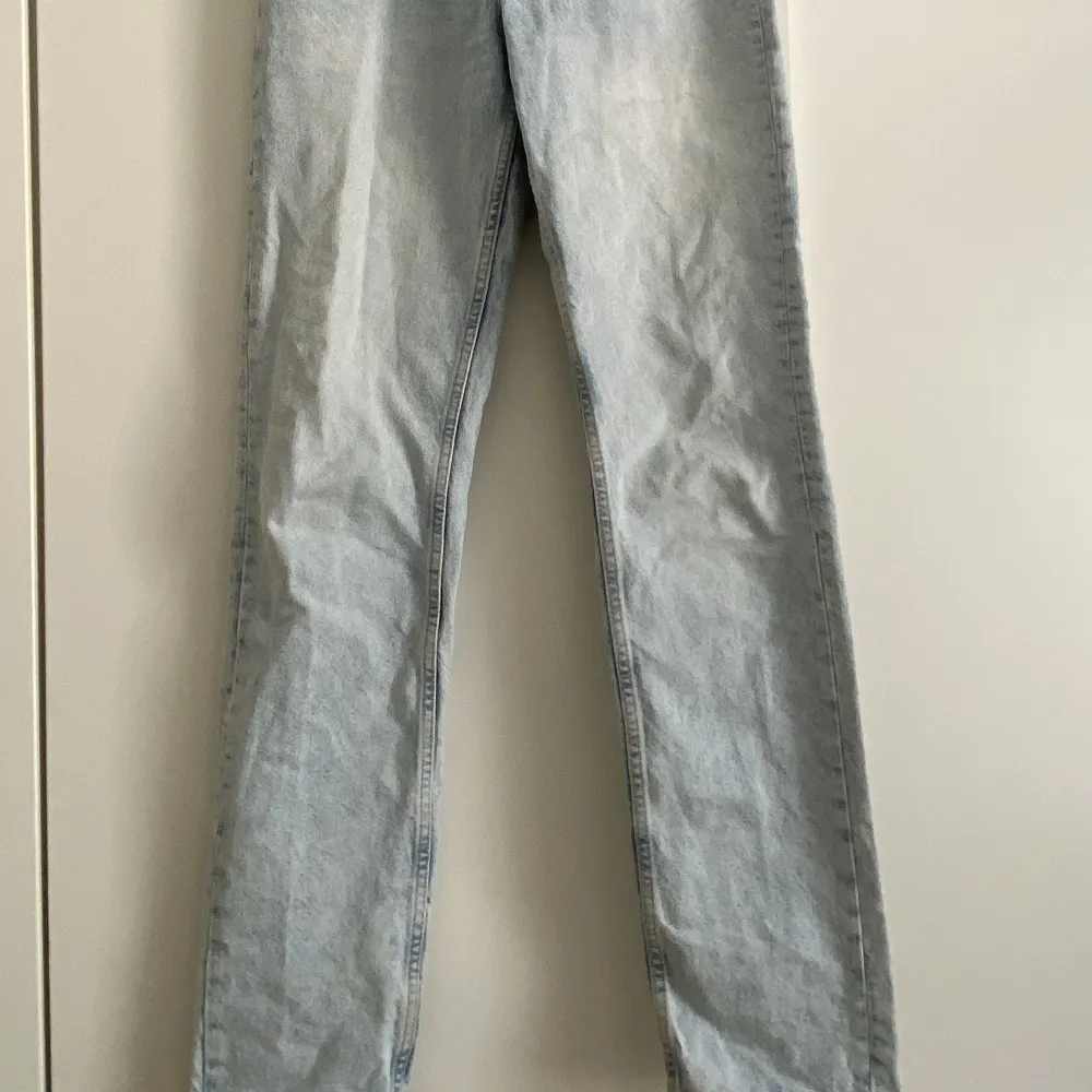 Ljusblåa jeans från Ginatricot ”, bra skick. Bra längd på mig som är 170cm. Ny pris 499kr säljer för 150kr. Jeans & Byxor.