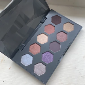 Ögonskuggspalett - Catrice cosmetics superbia vol.2 frosted taupe eyeshadow edition. En helt oanvänd ögonskuggspalett. Säljer pga att den inte kommer till användning för mig. Paletten innehåller 10 olika färger, varav 7 av dom ligger åt det glittriga/skimmriga hållet.