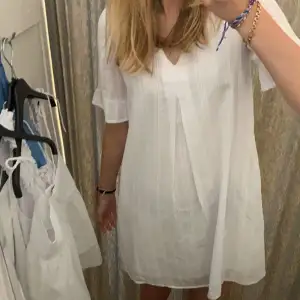 Säljer denna super fina vita klänningen. Använd fåtal gånger. Säljer då den börjar bli lite för kort för mig. Vet ej märket köpt på Hannas i hamnen i fiskebäckskil. Den köptes för ca 1000kr 