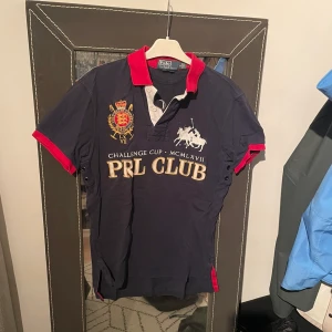 Ralph lauren pike  - Blå med röd krage 250 Blå med vit rand 150 Röd 150  Vit 150  Alla i S 