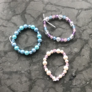 Handgjorda armband - Säljer dessa jättefina handgjorda armband! Väldigt stretchiga så passar för många. 1 armband=15kr   2=35kr     3=55kr