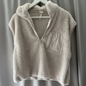 Härlig varm väst - Väldigt varm och skön att ha över hoodie t.ex , gör större skillnad än man tror. Även en snygg detalj på outfitsen 🤍🧸