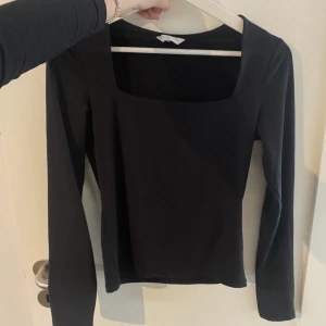 Svart topp - svart långärmad topp. superskönt material, stl S. tryck gärna på köp nu (frakten blir bara 29kr där)