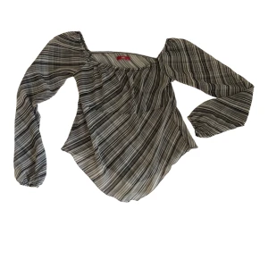90s topp  - Superfin topp från Esprit i genomskinligt material, superfina axlar och går att ha off shoulder också🫶🏻 Frakt tillkommer!