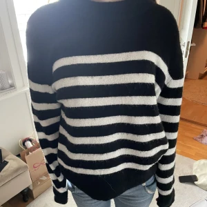Stickad tröja  - Fin stickad randig tröja. Jätteskönt material!