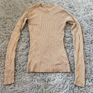 super mysig bekväm och stretchig tröja från NA-KD! helt ny, endast använd en gång. 💕💓💞
