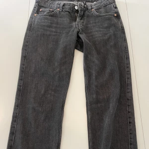 Weekday jeans - Arrow Low straight jeans från weekday i svart.