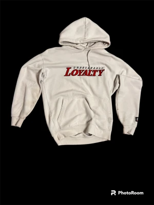 New yorker hoodie  - Lite tecken på användning (fläck) annars bra skick passar inte mig längre 