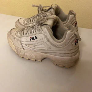 Skor - Här är ett par jätte fina fila skor . Kommer rengöras innan köp!