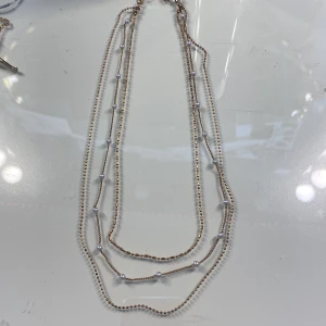 Halsband - guld halsband med pärlor på