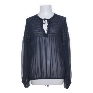 Blå blus - Blå genomskinlig blus som ja köpte på sellepy. Säljer då den inte riktigt passade mig. Alldrig använd och lapp finns kvar. Pris kan diskuteras💕