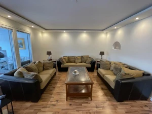 Soffgrupp - En soffgrupp i god skick. Brun och bege i läder