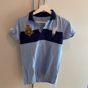 Ralph lauren piké  - Den har används men har inga deflekter alls. Skicket är 9/10 Priset går att diskutera  Är xs och sitter som xs