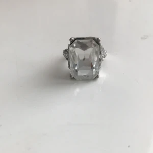 Ring men inte riktigt diamant - Den är ny