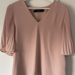 Rosa blus  - Söt rosa blus från Vero Moda med fina detaljer på ärmarna. Jättefin dov rosa färg 💓
