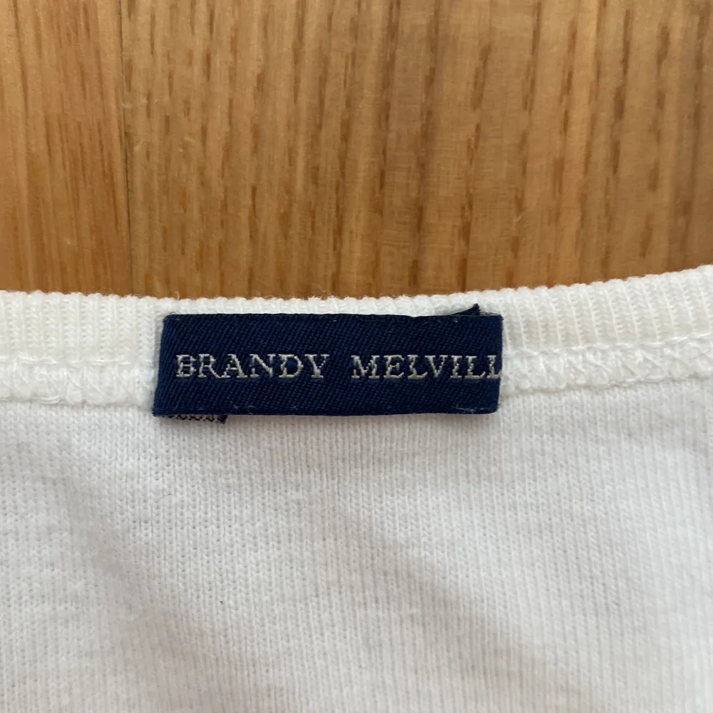 Jättefin linne från Brandy Melville, har några fläckar från hårfärg, skriv privat om du har frågor💕. Toppar.