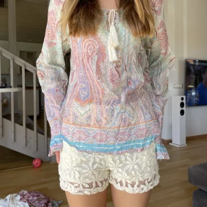 Blus - Supersöt blus med paisley mönster i fina färger 💗💗🤗änvänd gärna köp nu, skriv innan om du har frågor 😙